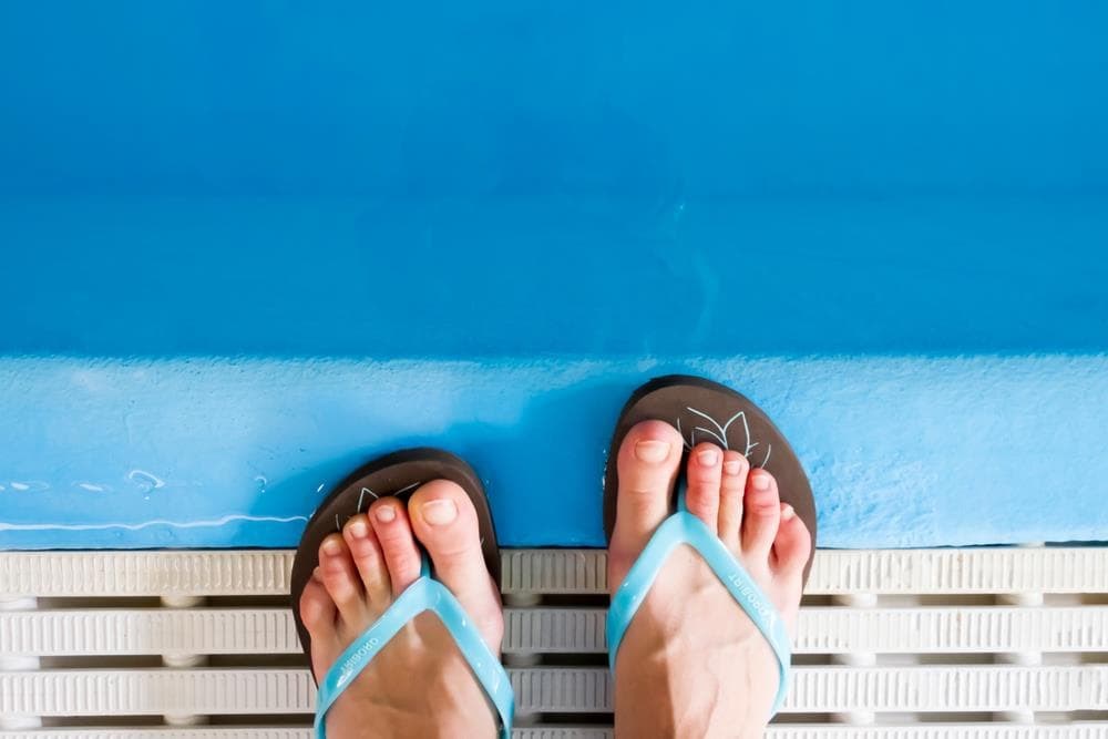 Calzado en piscinas e outras zonas comúns: protexe os teus pés dos papilomas e fungos! 