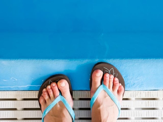 Calzado en piscinas e outras zonas comúns: protexe os teus pés dos papilomas e fungos! 