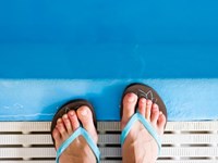 Calzado en piscinas y otras zonas comunes: ¡protege tus pies de papilomas y hongos!